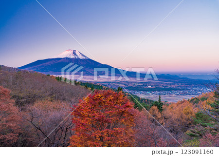 【山梨県】紅葉が美しい二十曲峠から、新雪で雪化粧した富士山を望む 123091160