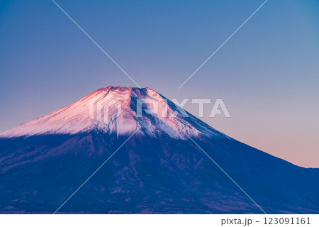 【山梨県】紅葉が美しい二十曲峠から、新雪で雪化粧した富士山を望む 【山梨県】紅葉が美しい二十曲峠から、新雪で雪化粧した富士山を望む 123091161