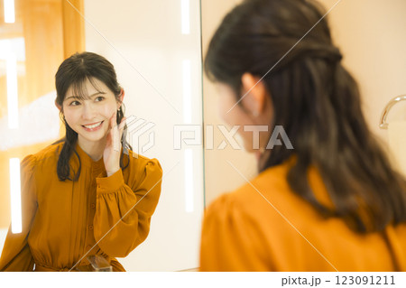 洗面所で身支度する女性 洗面所で身支度する女性 123091211