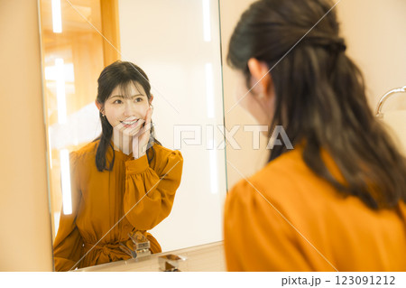 洗面所で身支度する女性 123091212