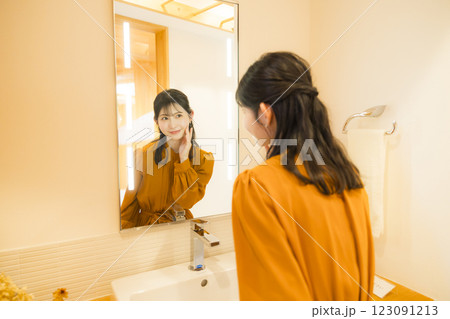 洗面所で身支度する女性 123091213