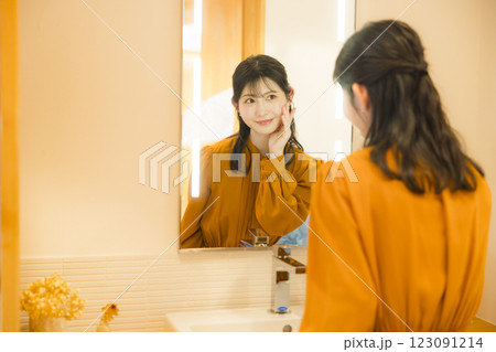 洗面所で身支度する女性 123091214