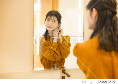 洗面所で身支度する女性 123091215