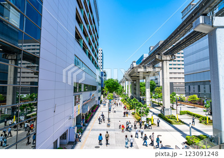 【東京都】爽やかな青空が広がる立川市のサンサンロード 【東京都】爽やかな青空が広がる立川市のサンサンロード 123091248