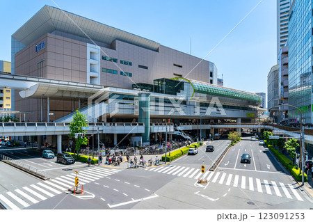 【東京都】爽やかな青空が広がる立川駅周辺の街並み 123091253