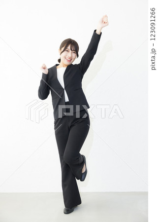 白い背景で笑顔で立つ女性 123091266