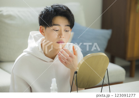 自宅でスキンケアする若い男性 123091277