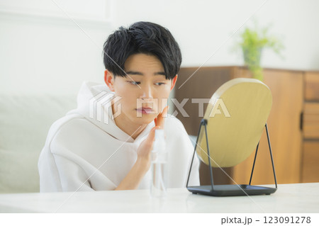 自宅でスキンケアする若い男性 123091278
