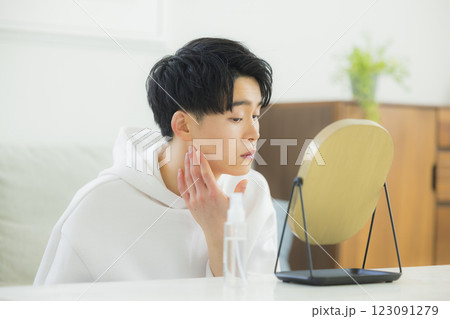 自宅でスキンケアする若い男性 123091279