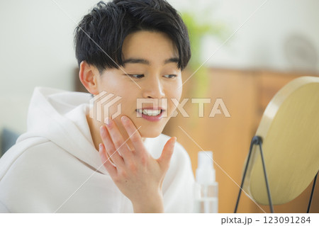 自宅でスキンケアする若い男性 123091284