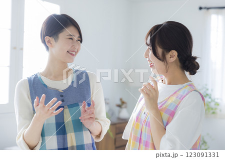 笑顔の若い保育士 笑顔の若い保育士 123091331