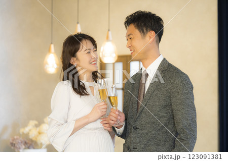 デートする40代カップル デートする40代カップル 123091381