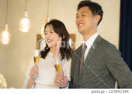 デートする40代カップル デートする40代カップル 123091384