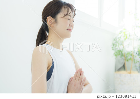 リビングでヨガをする女性 　 123091413