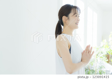 リビングでヨガをする女性 　 123091415