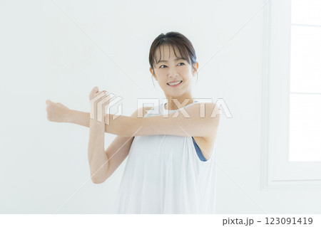 リビングでヨガをする女性 　 123091419