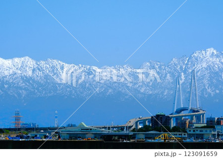 新湊大橋と立山連峰の風景 123091659