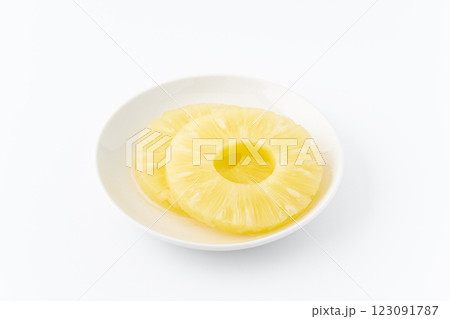 お皿に載せたパイナップルの輪切りのシロップ漬け(缶詰) お皿に載せたパイナップルの輪切りのシロップ漬け(缶詰) 123091787