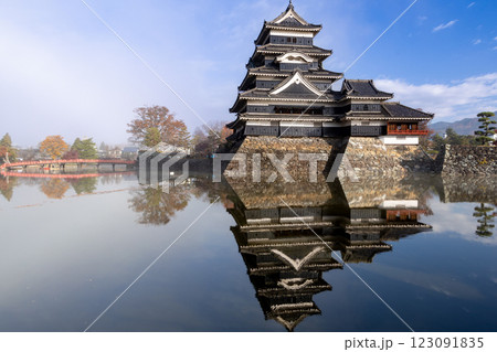 日本の風景 朝霧残る国宝松本城 日本の風景 朝霧残る国宝松本城 123091835