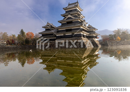 日本の風景　朝霧残る国宝松本城 123091836