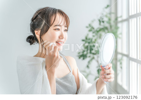 コットンで化粧水を肌につけるアジア人女性 コットンで化粧水を肌につけるアジア人女性 123092176