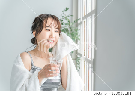 風呂上がり・トレーニング後に水を飲むアジア人女性（水分補給） 123092191