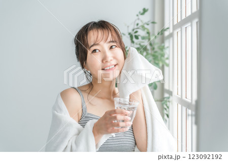 風呂上がり・トレーニング後に水を飲むアジア人女性（水分補給） 123092192
