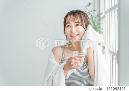風呂上がり・トレーニング後に水を飲むアジア人女性（水分補給） 123092193