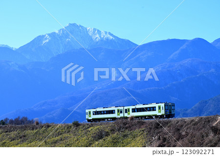 南アルプスを背に走る小海線の列車 南アルプスを背に走る小海線の列車 123092271