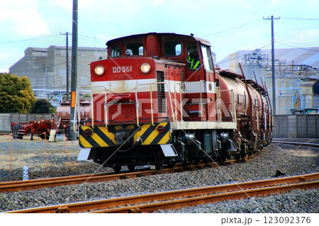 終焉が近づく伝統の貨物列車『安中貨物』 ～福島臨海鉄道DD561561牽引 123092376