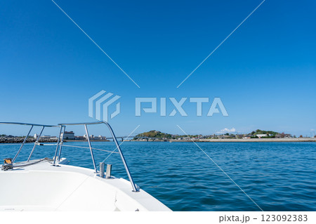 熊本県天草　イルカウォッチングの船からの通詞島の眺め 123092383