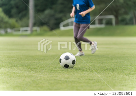 サッカー場でユニフォームを着てサッカー・フットサルの練習をする日本人女性 123092601