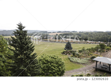 丘の上から見下ろす景色 123092610