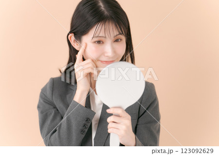 鏡を見るスーツの女性 123092629