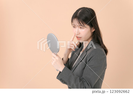 鏡を見るスーツの女性 鏡を見るスーツの女性 123092662