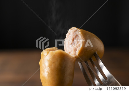 パリッと割れるフランクフルトの断面 パリッと割れるフランクフルトの断面 123092839