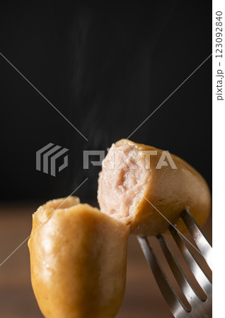 パリッと割れるフランクフルトの断面 123092840