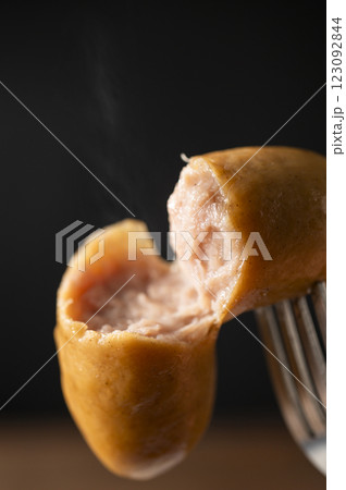 パリッと割れるフランクフルトの断面 パリッと割れるフランクフルトの断面 123092844