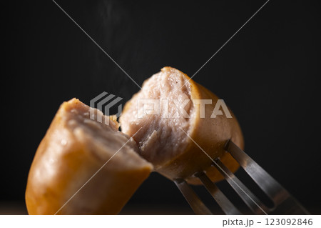 パリッと割れるフランクフルトの断面 パリッと割れるフランクフルトの断面 123092846