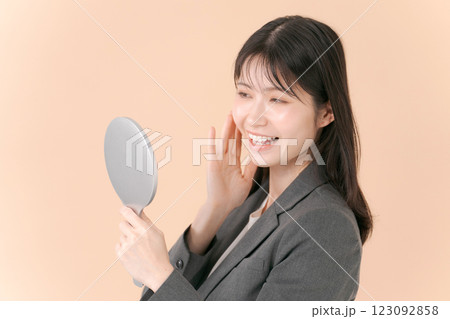 鏡を見るスーツの女性 鏡を見るスーツの女性 123092858