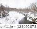 冬の川のある風景 123092878