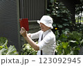 写真を撮るシニア女性 123092945