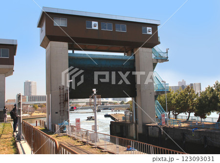 毛馬の閘門の開門 123093031