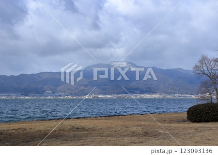 雪雲の下の比叡山と琵琶湖 123093136