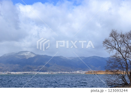 強風で波立つ琵琶湖の湖面と雪化粧した比叡山 123093244