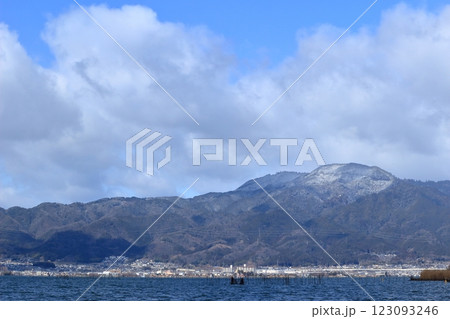 強風で波立つ琵琶湖の湖面と雪化粧した比叡山 強風で波立つ琵琶湖の湖面と雪化粧した比叡山 123093246