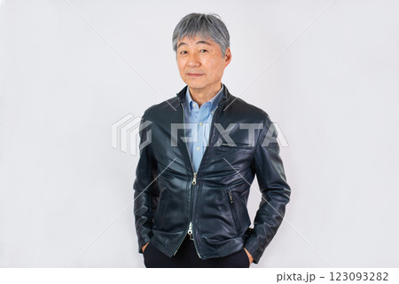 シニア男性レザージャケット シニア男性レザージャケット 123093282