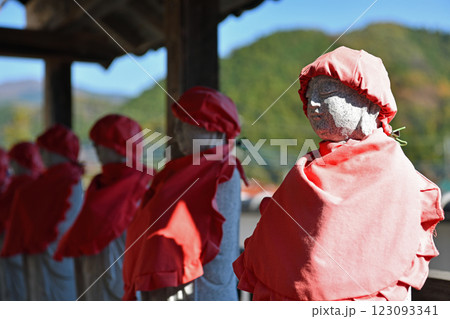 お寺の境内にあるお地蔵さん お寺の境内にあるお地蔵さん 123093341