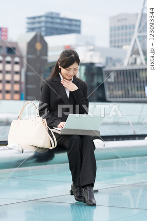 屋外でノートパソコンを見て微笑むビジネスウーマン 名古屋 栄 OASIS21 水の宇宙船にて 屋外でノートパソコンを見て微笑むビジネスウーマン 名古屋 栄 OASIS21 水の宇宙船にて 123093344