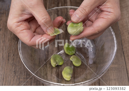 そら豆から豆板醤を作る工程 123093382